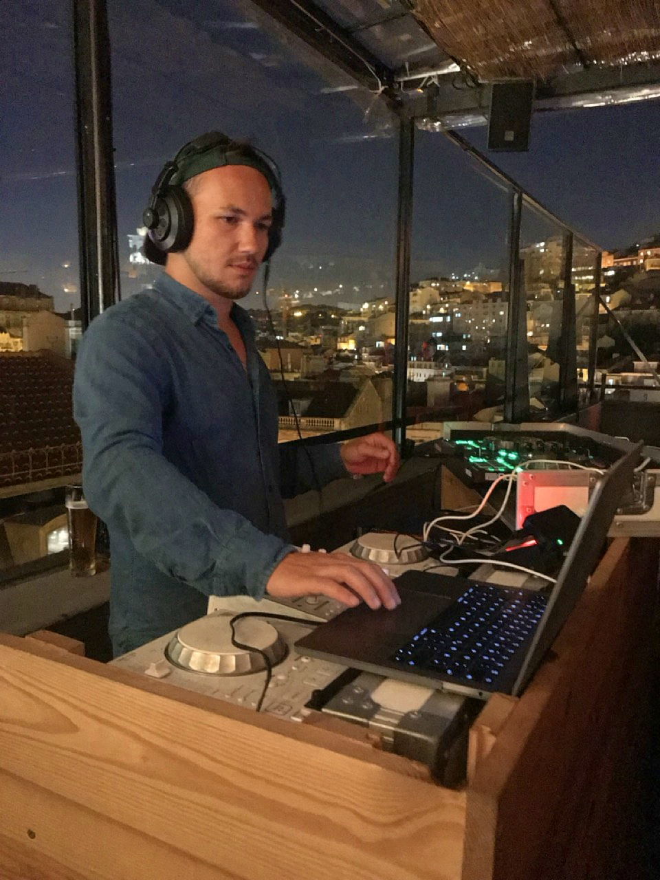 Kevgroove legt in einer Rooftop Bar in Lissabon auf