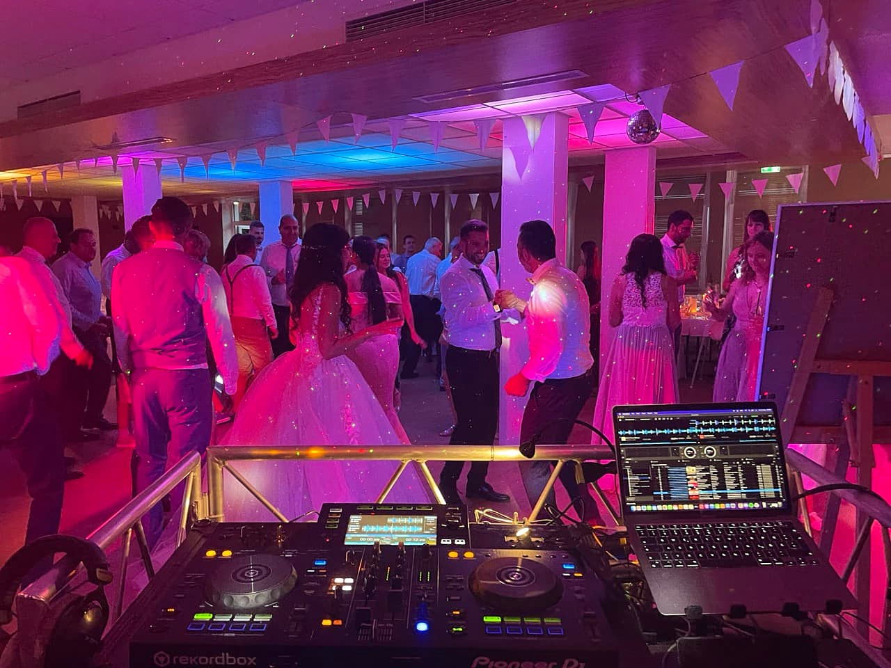 Gäste feiern auf einer Party in Siegburg